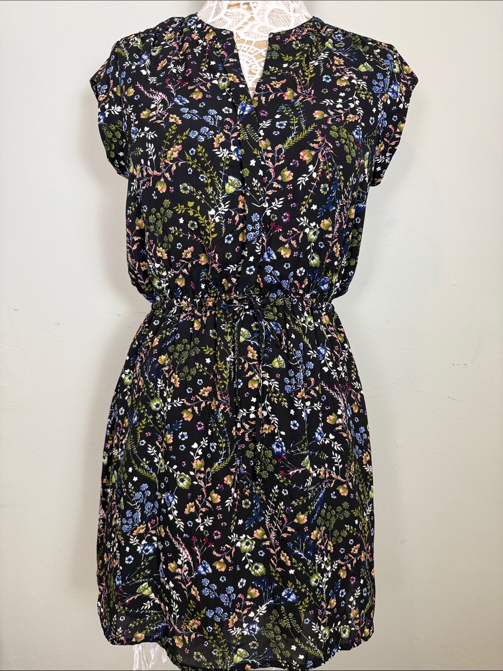 DR2 Black Floral V-Neck Mini Dress Cap Sleeve Elastic Waist Small EUC